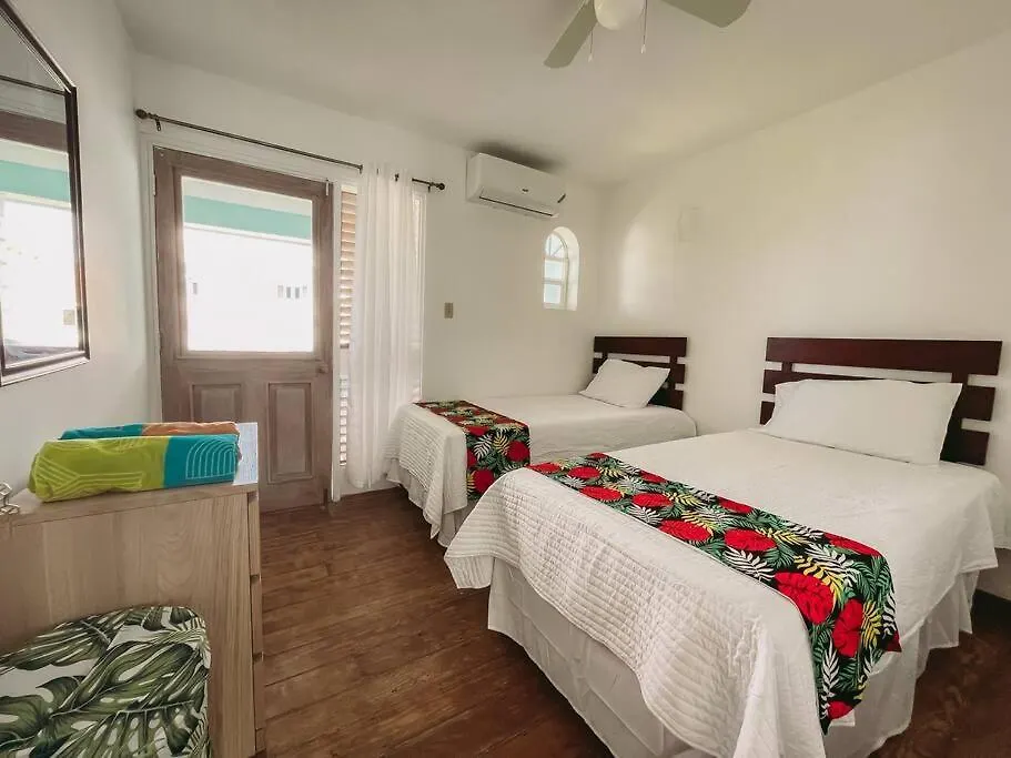 Palm Point Villa Negril - Townhouse Steps From The Beach! 0*,  Jamajka